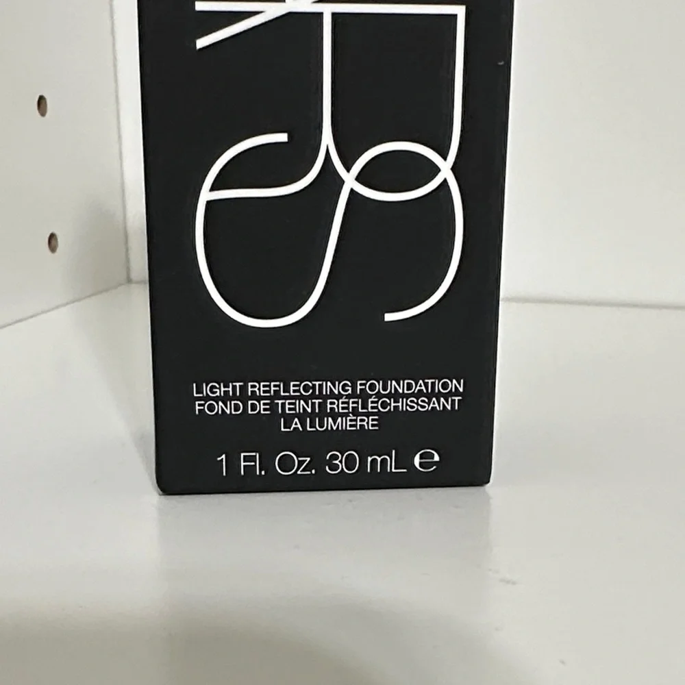 Light 2 Mont Blanc—NARS Light Reflecting Foundation - Picture 3 of 15